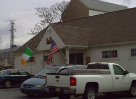 Lefty's Irish Pub outside