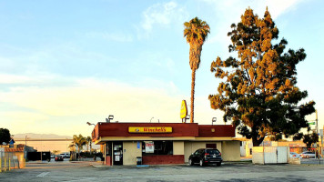 Winchell's Donut House outside