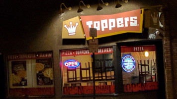 Toppers Pizza food