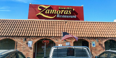 Zamoras' Dhr outside