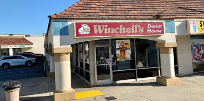 Winchell's Donut House outside