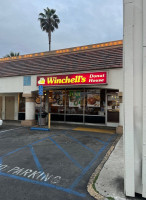 Winchell's Donut House outside