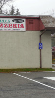 Danny's Pizzeria outside