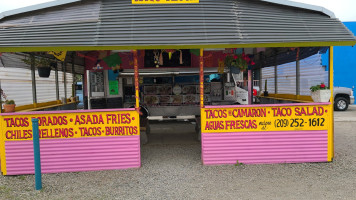 El Azteca Taco Truck outside