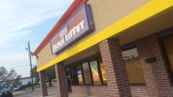 Hartz Chicken Buffet outside