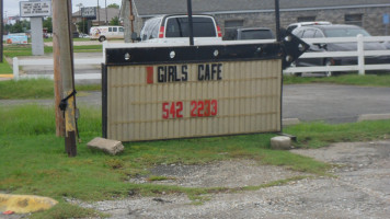 2 Girls Cafe outside