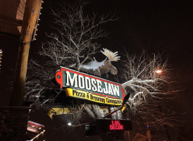 Moosejaw Pizza Dells Brewing Co. food