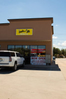 Jack N Jill Donuts outside