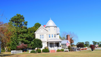 The Nicholson House And Gift Shop outside