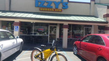 Izzy's Burger outside