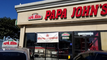 Papa Johns Pizza outside