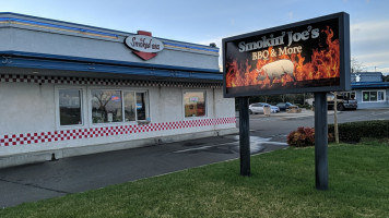 Smokin' Joes outside