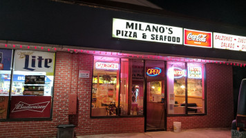 Milano's Pizza outside