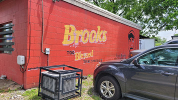 Brooks' Sandwich House outside