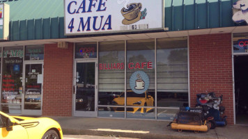 Cafe 4 Mua outside