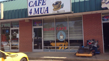 Cafe 4 Mua outside