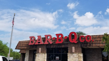 Uncle Mutt's -b-q outside