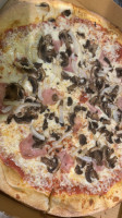 Lutina's Pizza food