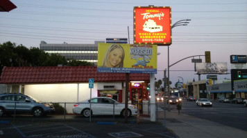 Original Tommy's World Famous Hamburgers outside