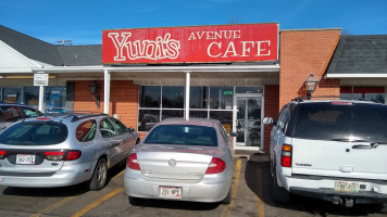 Yuni's Avenue Cafe outside