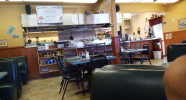 Tommie's Castaic Cafe inside