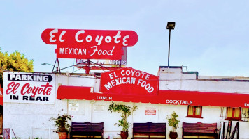 El Coyote outside