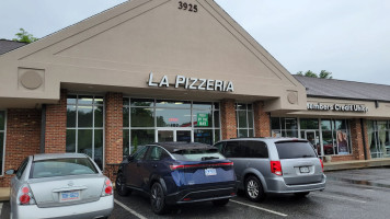 La Pizzeria outside