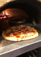 Bull Dog 100 Woodfired Pizza food