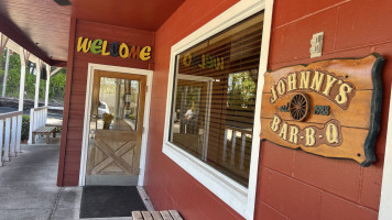 Johnny's -b-q Catering outside