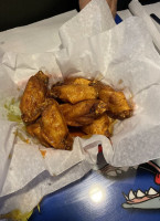 Lefty's Wings Grill food