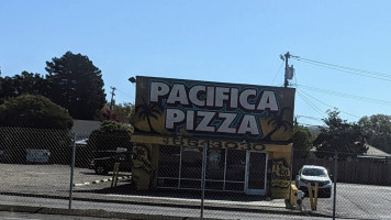 Pacifica Pizza outside