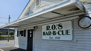 R.o. 's -b-cue outside