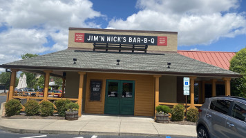 Jim 'n Nick 's outside