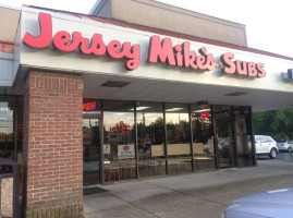 Jersey Mike's Subs outside