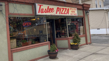 Tastee Pizza food