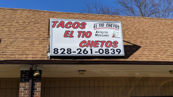 Tacos El Tio Chetos outside