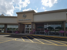 Lunds Byerlys Golden Valley outside