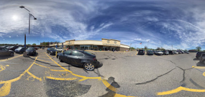 Lunds Byerlys Golden Valley outside