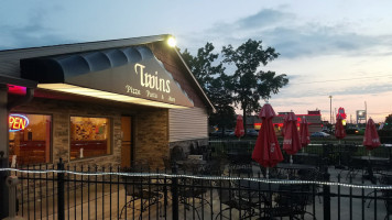 Twin's Pizza Grill outside