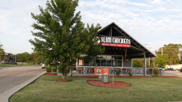 Slim Chickens outside