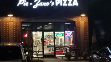 Pie-zano's Pizzeria outside