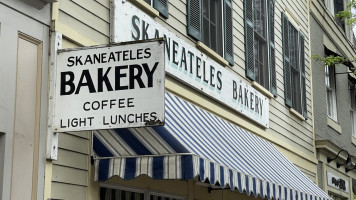 Skaneateles Bakery outside