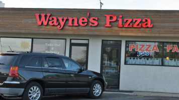 Wayne's Pizza outside