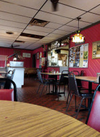 Red's Pizza inside