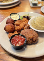 Harpoon Larry's Oyster food