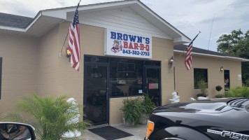 Brown's -b-que Llc outside