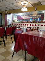 Mauceri's Pizzeria Hispanic inside