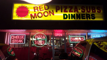 Red Moon Pizzeria outside