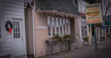 Hometown Hot Dogs outside