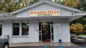 Brooke's Pizza outside